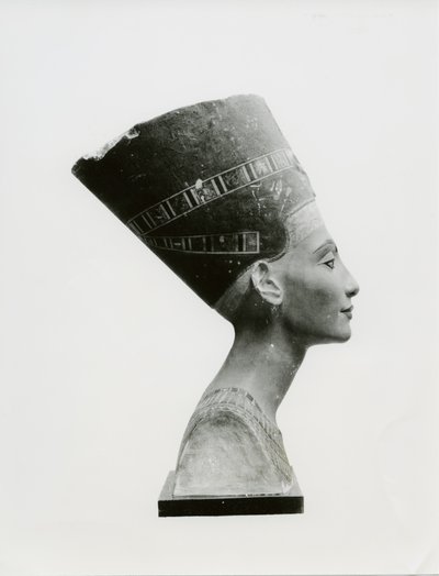 Bust of Queen Nefertiti, side view, copy of bust in the Aegyptisches Museum, SMPK, Berlin by Unbekannt