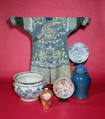 Chinese Dragon Robe and Porcelain Ware by Unbekannt