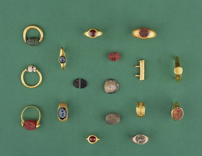 Collection of Roman, Etruscan and Hellenistic Jewellery including a Phoenician scarab ring, a cameo, amulet holders and an agate intaglio by Unbekannt