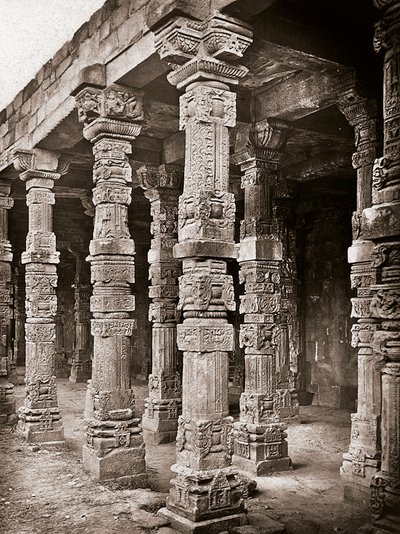 Colonnade of the Mosque of Quwwat-ul-Islam in the Qutb Minar complex, Delhi by Unbekannter Künstler
