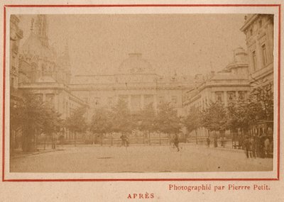 Commune of Paris (1871): view of the Palais de Justice in Paris after its fire in May 1871 by Unbekannt