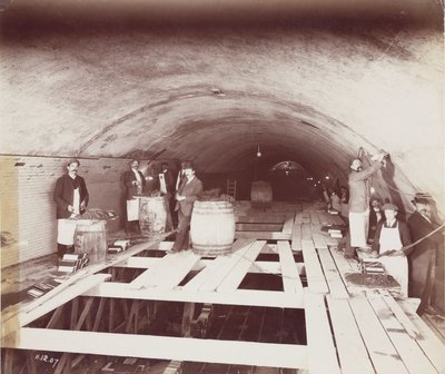 Construction of the Rotherhithe Tunnel, London by Unbekannt