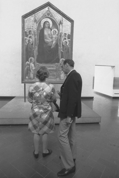 Couple of Tourists in Front of Giotto Majesty or Madonna Saints, Uffizi Gallery, Florence by Unbekannt
