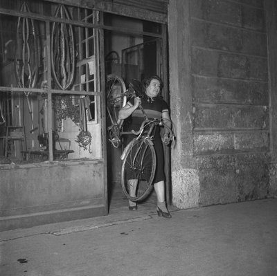 Cyclist Alfonsina Strada (Alfonsa Rosa Maria Morini) getting out of her shop on 80 Varesina street, Milan, Italy by Unbekannter Künstler