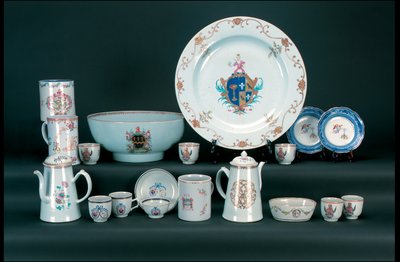 Dinner service including a pair of famille rose armorial saucers by Unbekannt