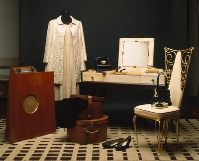 Fashion and furniture of the 1920s: English radio Murphy 146, bathroom furniture in ebony makassar and Dominique parchment, white leather seat and beaten iron, table telephone Monophone electric inc United States by Unbekannt