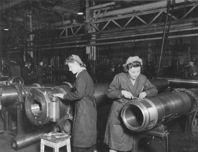 Fitting Breech Blocks at the Elswick Works, Newcastle upon Tyne, UK by Unbekannter Künstler