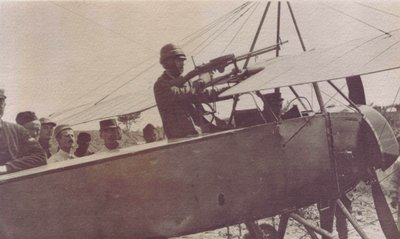 French soldiers around the machine gun of an aircraft - 1915 by Unbekannt