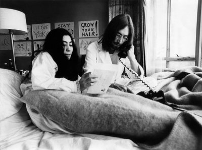 John Lennon and Yoko Ono at the Hilton Hotel in Amsterdam, 25th March 1969 by Unbekannt