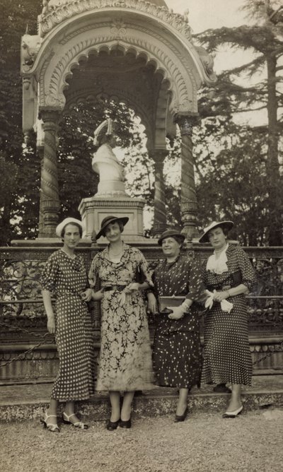 Ladies posing under the monument to Indian in the Parco delle Cascine of Florence by Unbekannter Künstler