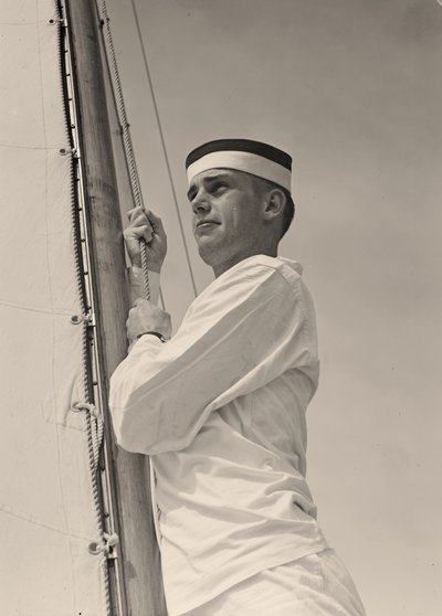 Midshipman hoisting the main Sail, U.S. Naval Academy, Annapolis, Maryland. 1942 by Unbekannt
