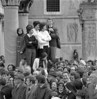 People Looking at the Cardinal Albino Luciani (John Paul I) with Pope Paul VI in Venice - 1972 by Unbekannt