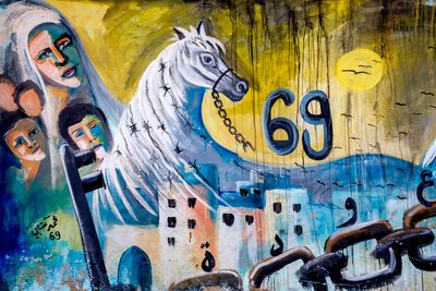 Palestinian wall art on a wall in Jenin, West Bank, Palestine, Palestinian family returning home, 2018 by Unbekannt