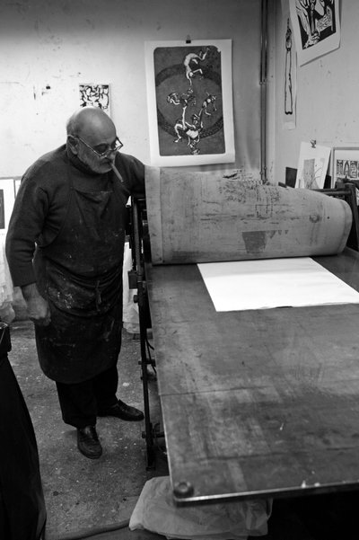 Portrait of Dikran Daderian, Lebanese painter and engraver. Preparation of the draw. Pasnic engraving workshop in Paris in 2008. by Unbekannt