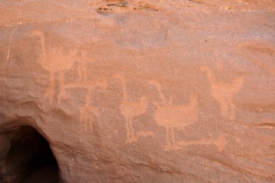 Rock art, Prehistory: Engraving of a group of ostriches, some obstructed and two characters in the Uweinat massif, Sudan (Period from 8000 to 3000 years BC). Photography by Unbekannt