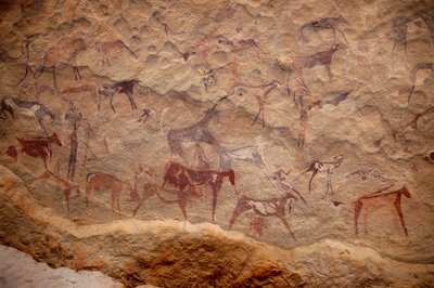 Rock art, Prehistory: Rock painting of a group of cattle and polychrome characters (shepherds and archers) in an ornate shelter, in the Uweinat massif, Sudan. Period from 8000 to 3000 years BC. Photography by Unbekannt