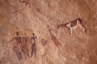Rock Art, Prehistory: Rock Painting of a Group of Characters and a Two-Tone Cow with Large Horns in an Ornate Shelter, in the Uweinat Massif, Egypt. (Period from 8000 to 3000 years BC). Photography by Unbekannt