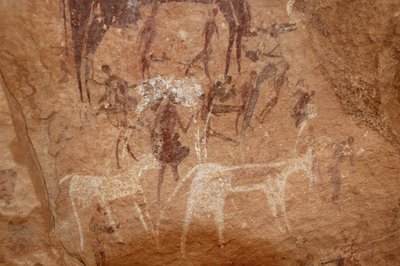 Rock art, Prehistory: Rock painting of characters and cows in an ornate shelter in the Uweinat massif, Sudan (Karkur-Talh or Karkur Talh). Period from 8000 to 3000 years BC. Photography by Unbekannt