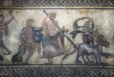 Roman art: the triumph of Dionysus. The god climbed on a tank in the center. It wears a laurel wreath and holds a thyrse. Two panthers are advancing in front of him. by Unbekannt