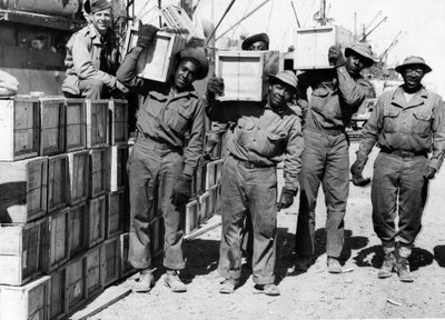 Second World War: Middle East April 1943: Members of a Port Battalion of the US Army unload military equipment by Unbekannt