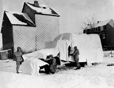 Second World War: Near Bastogne (Belgium) at the end of December 1944: American soldiers use white sheets to conceal a truck from the enemy by Unbekannt