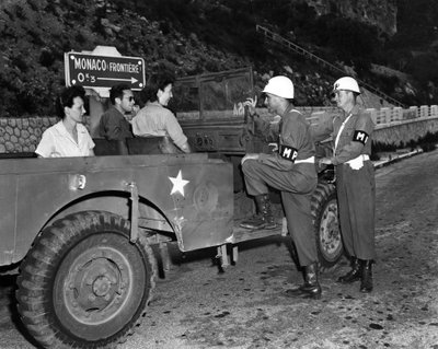 Second World War: Near Monaco French Riviera 30 June 1945: Two Wacs on leave and guests of the US Riviera Recreational Area (USRRA) discuss with two US Army military police officers stationed at the edge of the Mone by Unbekannt