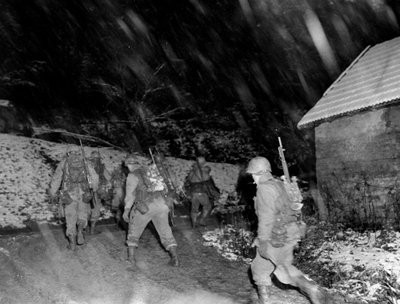 Second World War: Region of Langefosse (Vosges) November 1944: Infantrymen of 142nd RI of the 36th DI of the 7th US Army return from the lines under a snowstorm by Unbekannt