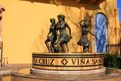 Statues, Vina Santa Cruz by Unbekannt