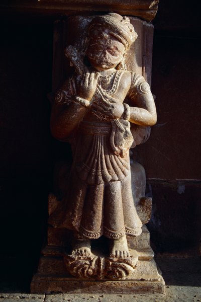 Stone Statue of 18th Century Playing Ravanhathd or Veena by Unbekannter Künstler
