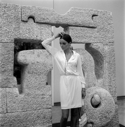 The Actress Barbara Steele at the Biennial Art Exhibition - Venice - 196? by Unbekannt