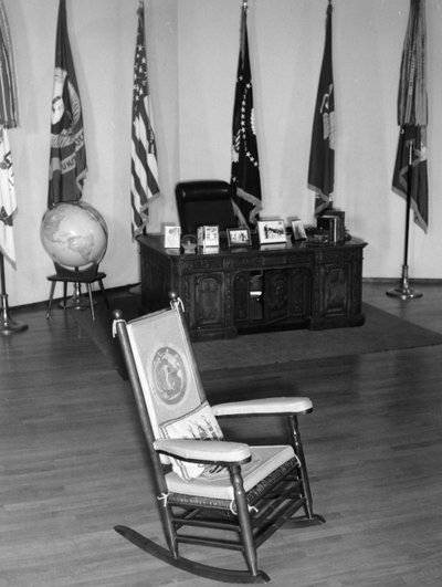 The famous rocking chair of President John Fitzgerald Kennedy, his desk and other memorabilia on display. Milan. 1965 by Unbekannt