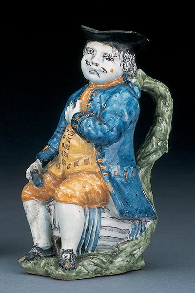 Toby jug with pale manganese face and hands, holding an empty globular buff-coloured jug in washed blue jacket and breeches, and green waistcoat, c.1800 by Unbekannt