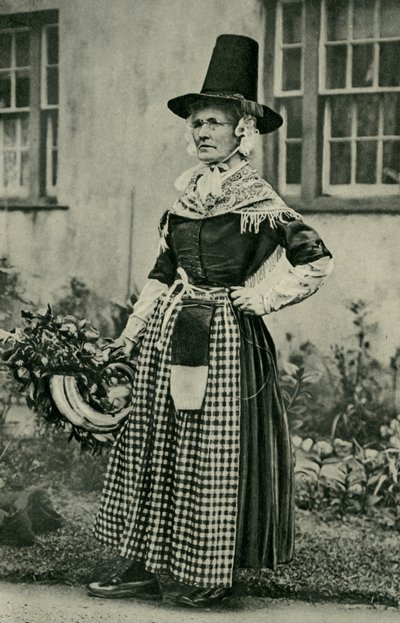 Wales. A stately old Welsh dame, staunch to national costume. 1920 by Unbekannt