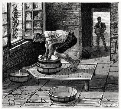 Work of the Tomme by a Cheesemaker from Auvergne - in 