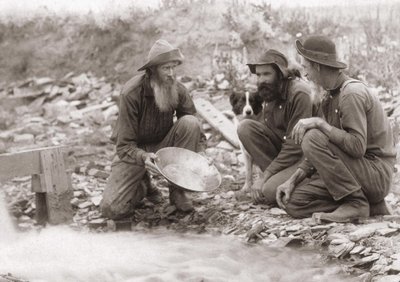 3 men filtering the earth to obtain gold: Gold seekers in southern Dakota, Rockerville. Photography 1889 by Unknown artist