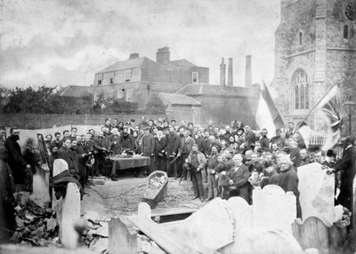 Exhumation of the body of Ugo Foscolo in the cemetery of Chiswick in 1871 - photo atelier Fratelli Caldesi by Unknown photographer