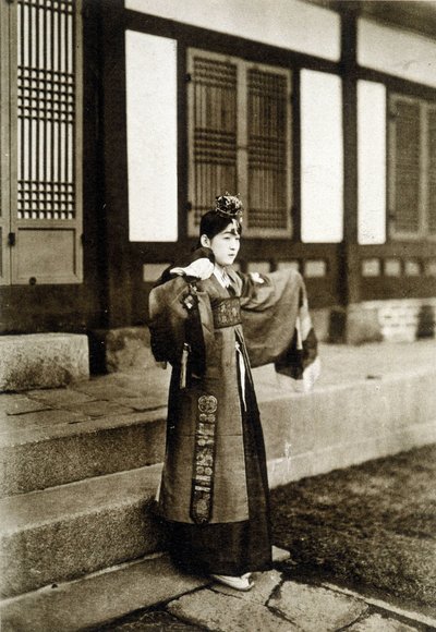 Korean dancer Kusang (late 19th century) by Unknown photographer