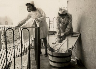 Some women busy in the practice of washing at the female school of professional training 