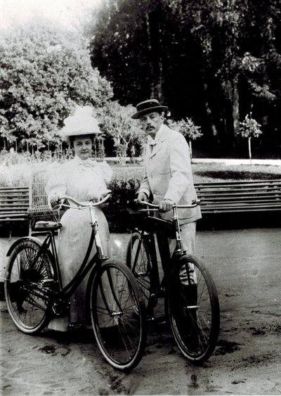 Vladimir Dmitrievich Nabokov (1870-1922) and Elena Ivanovna Rukavishnikova (1876-1939) by Unknown photographer