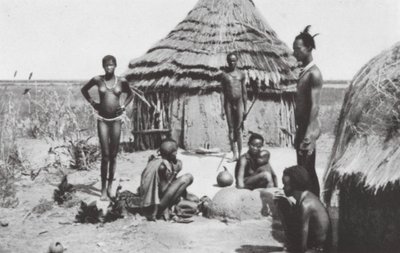 Negeridyll bei Abwong by Walter Mittelholzer
