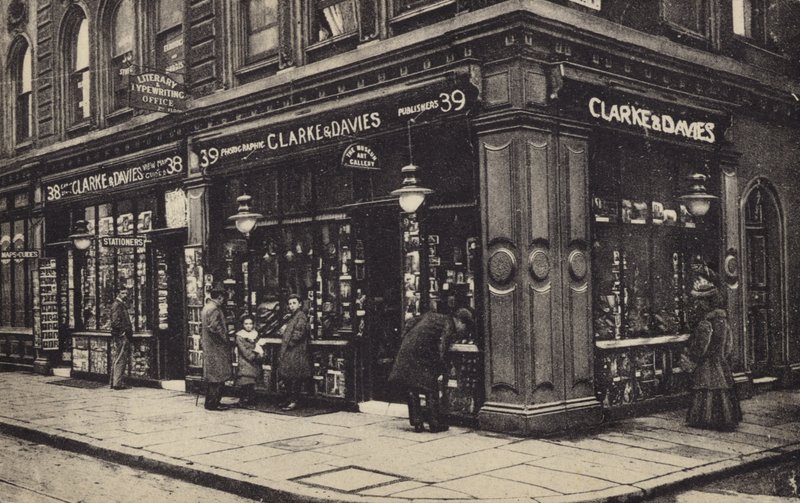 Clarke und Davies by English Photographer