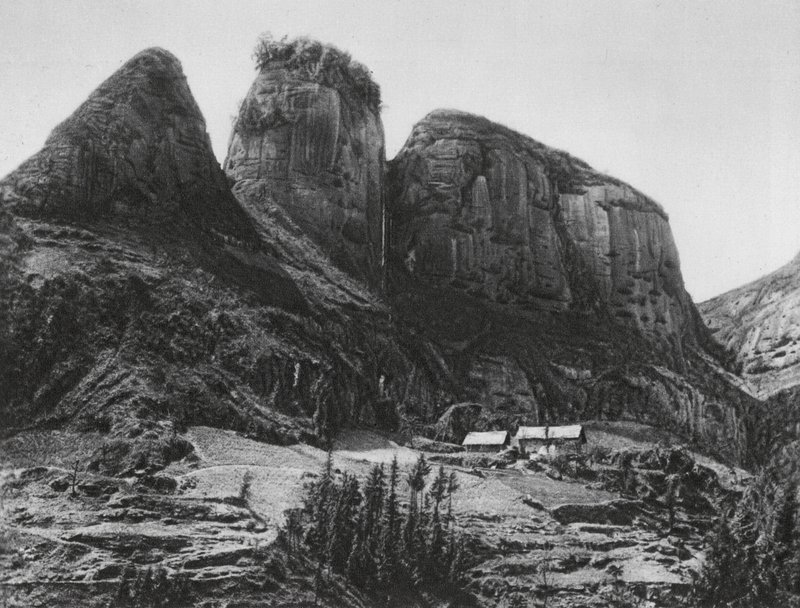 Ichangfu, Pi kia shan, Hupei, The Brush Holder Mountain opposite the Cave Temple of the Dragon King by Ernst Boerschmann