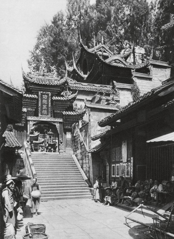 Kuanhien, Ori Lang Miao, Szechuan, Entrance to the Ori Lang Temple by Ernst Boerschmann
