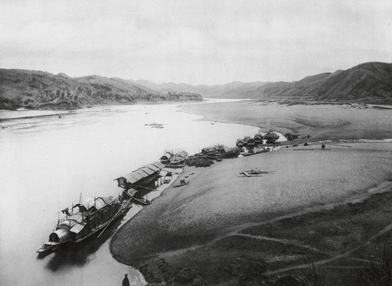 Kuei Kiang, Kuangsi, Kuei River, Boats Alongside the Banks by Ernst Boerschmann