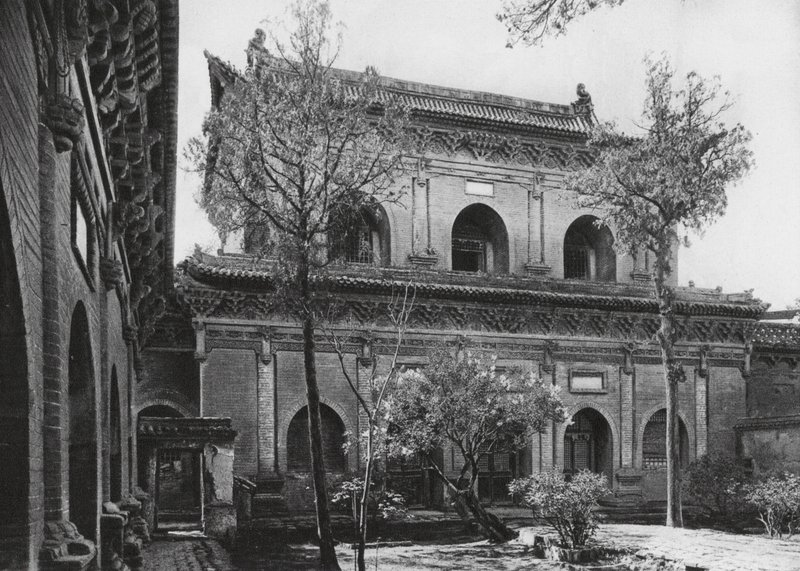 Taiyuanfu, Shuang ta sze, Shansi, Massive Hall by Ernst Boerschmann