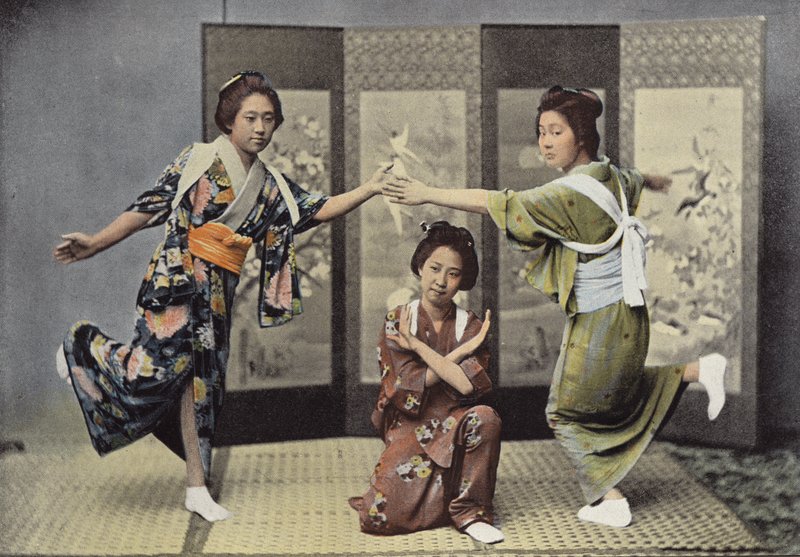 Family Dance in Japan by European Photographer