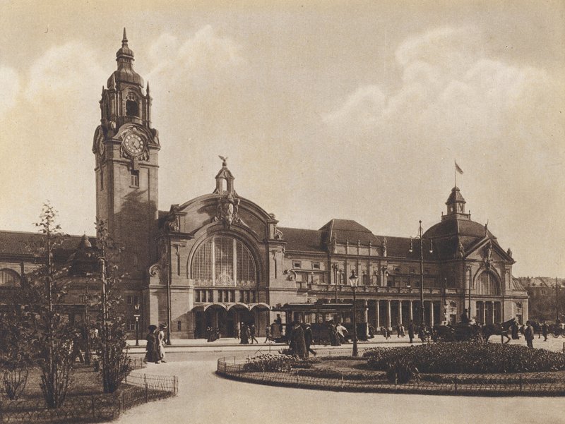 Wiesbaden, Hauptbahnhof by German Photographer