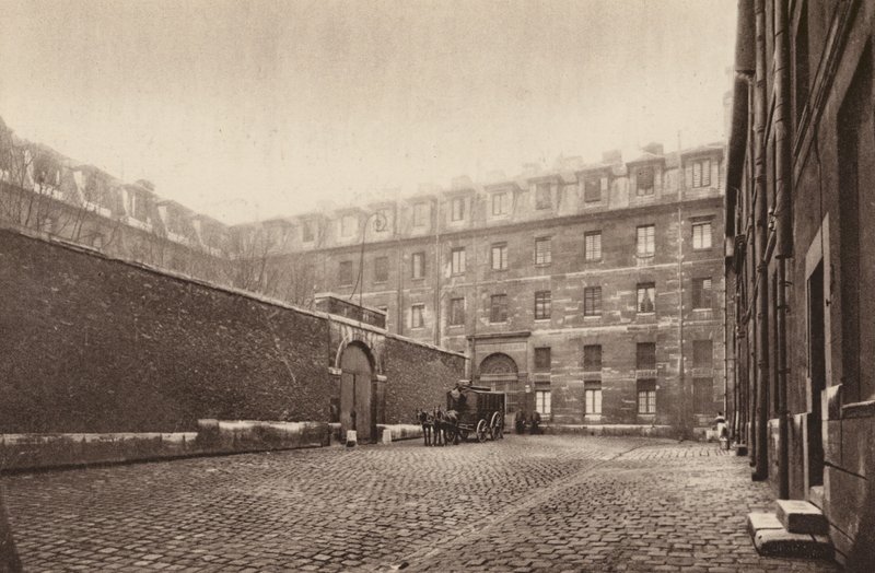 Interior Court of St-Lazare, Women