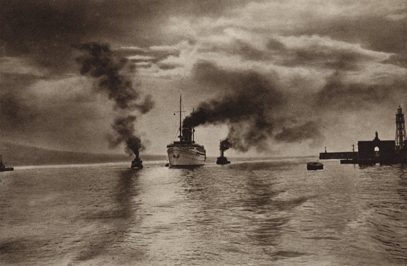 Napoli, Accesso al porto by Kurt Hielscher