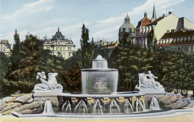 Munich: Wittelsbacher-Brunnen by Photographer German